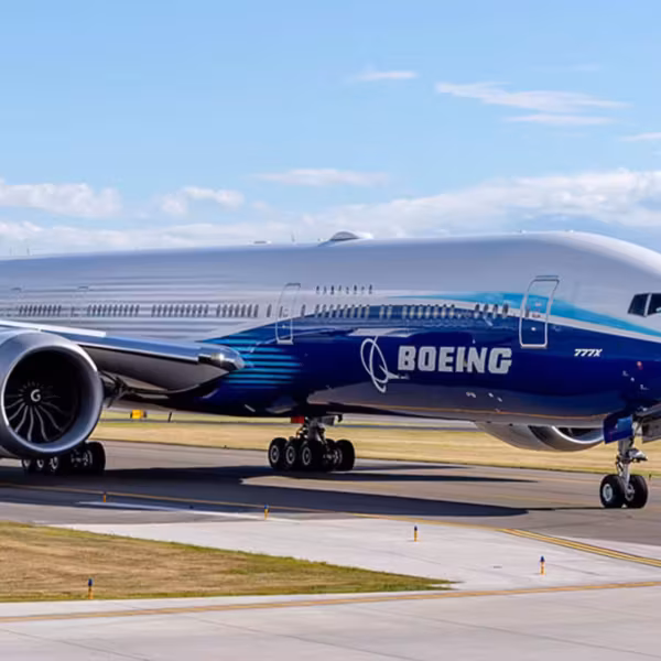 Самолет Boeing 777X на взлётной полосе
