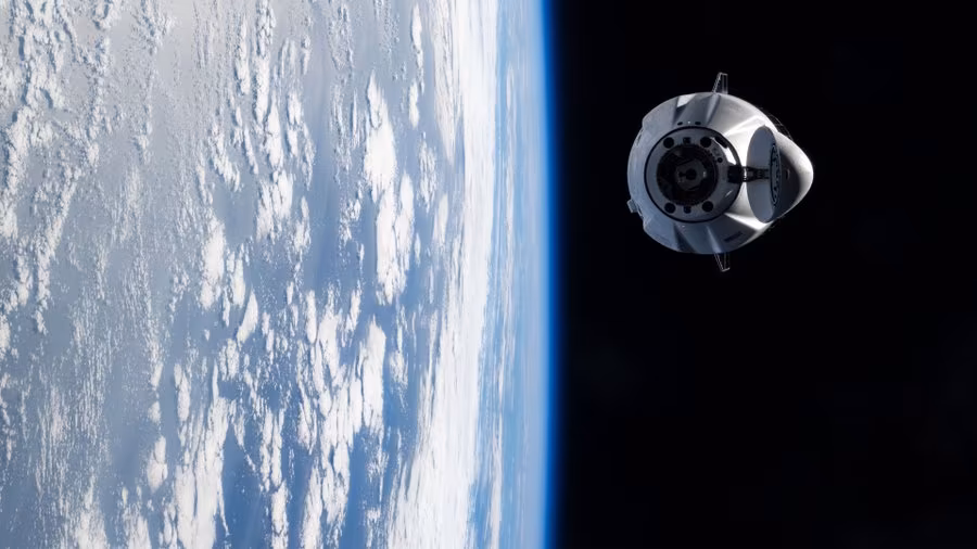 Космический корабль Cargo Dragon CRS-34 в космосе