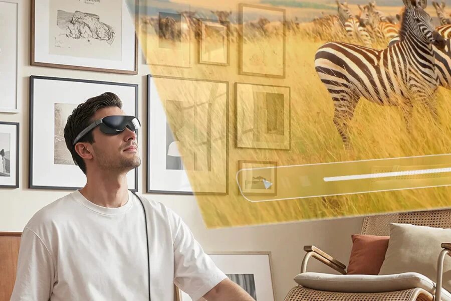 Мужчина в умных очках Acer и VR-очки в интерьере