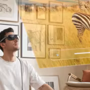 Мужчина в умных очках Acer и VR-очки в интерьере