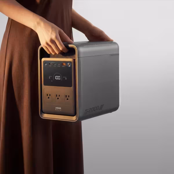 переносной аккумулятор Anker Solix S2000 в руке человека