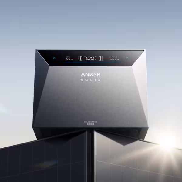Автоматическая солнечная панель Anker Solarbank 4 E5000 Pro возле здания