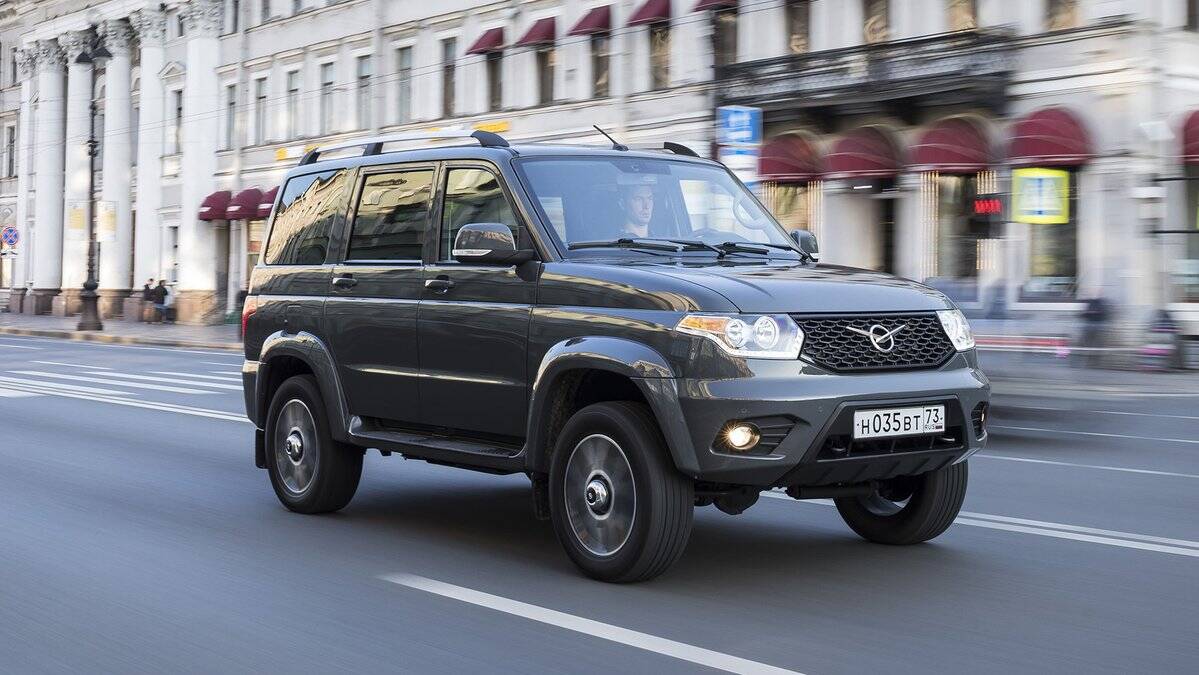 Черный внедорожник Tank 300 на городской улице