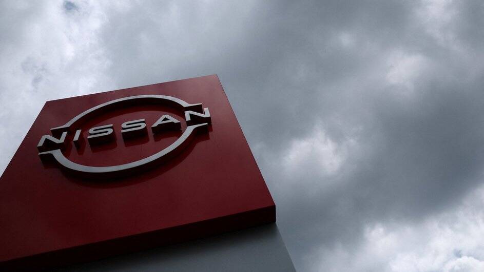 Знак Nissan на высокой строительной стойке