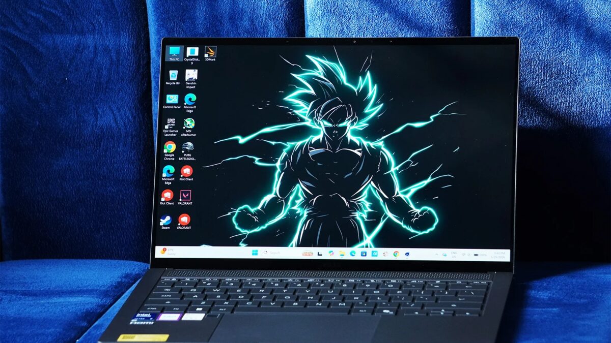 ноутбук Asus Zenbook S14 с иллюстрацией персонажа анимации