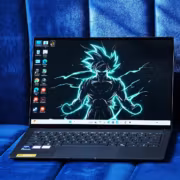 ноутбук Asus Zenbook S14 с иллюстрацией персонажа анимации