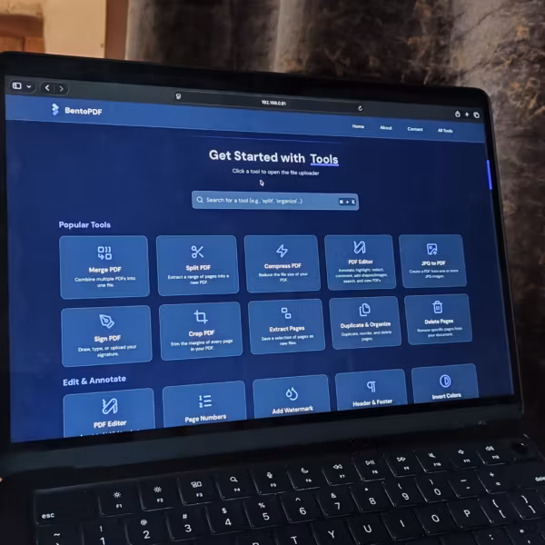 Ленивый ноутбук с экраном, показывающим BentoPDF