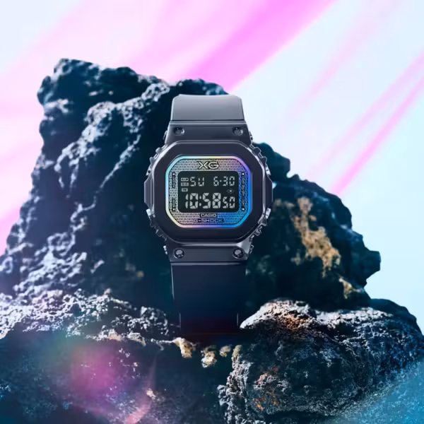 Чёрные часы Casio G-Shock на каменистой поверхности