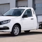 Белая грузовая машина Lada Granta с кузовом платформой