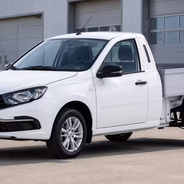 Белая грузовая машина Lada Granta с кузовом платформой
