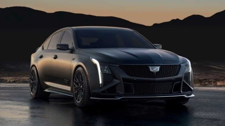 Черный Cadillac CT5-V Blackwing F1 Collector Series на дороге