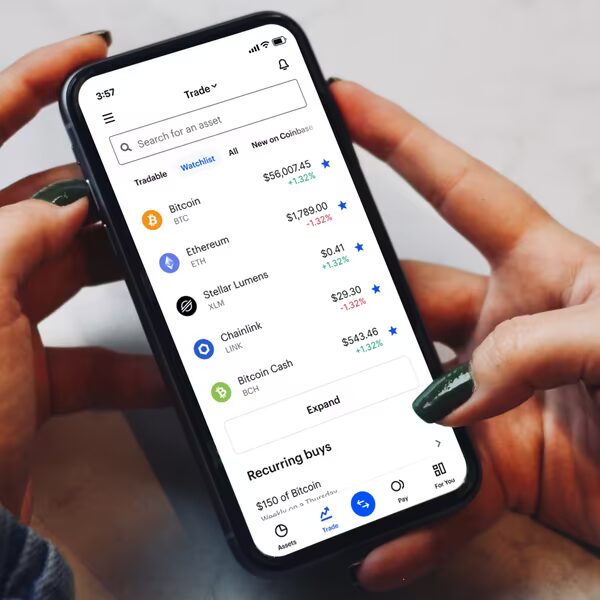 Мобильное приложение Coinbase с показом криптовалютных активов