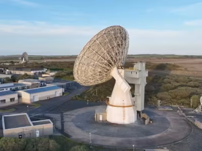 Крупный радар Goonhilly и оборудование рядом
