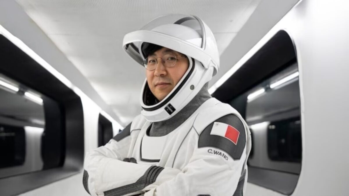 Космонавт в костюме SpaceX и шлеме