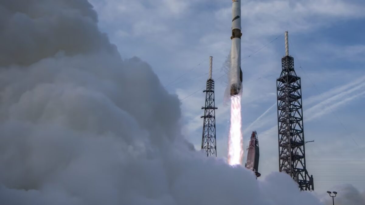 Ракета New Glenn взлетает из пусковой станции в облачном небе