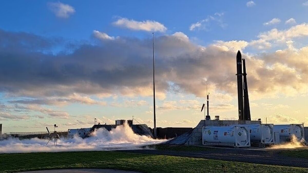 Ракета Rocket Lab и спутник Synspective Strix на запуске