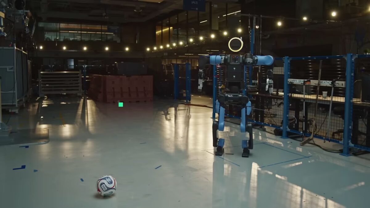 Футбольный мяч и робот Atlas от Boston Dynamics в зале