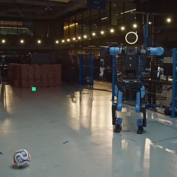Boston Dynamics показала Atlas с футбольными навыками