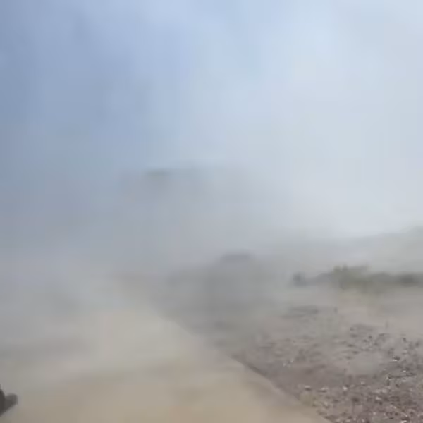 Человек фотографирует сторону космодрома SpaceX Pad 2