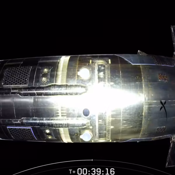 космический корабль Starship SpaceX в космосе Starlink спутники