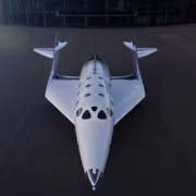 Самолет Virgin Galactic на взлётной площадке