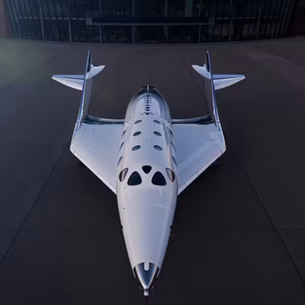 Самолет Virgin Galactic на взлётной площадке