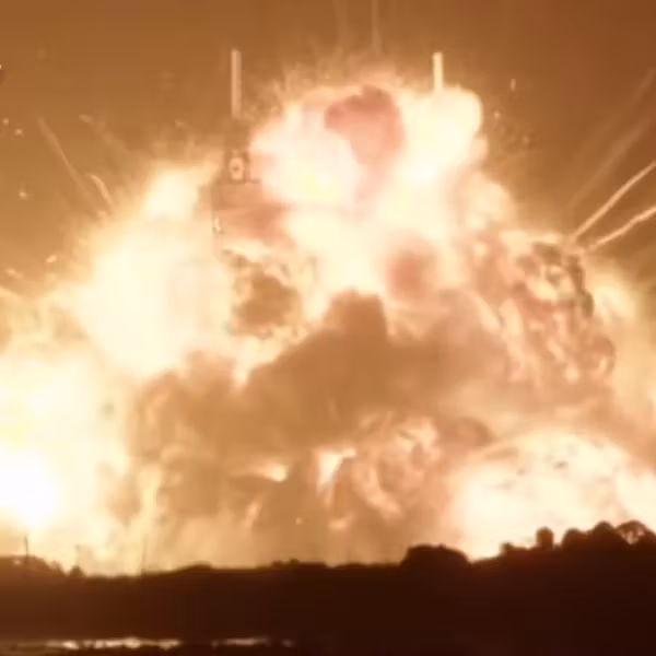 Взрыв ракеты New Glenn во время огневых испытаний Blue Origin