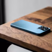 Мобильный телефон Xiaomi и Vivo на столе