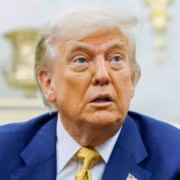 Дональд Трамп в синем костюме и желтом галстуке