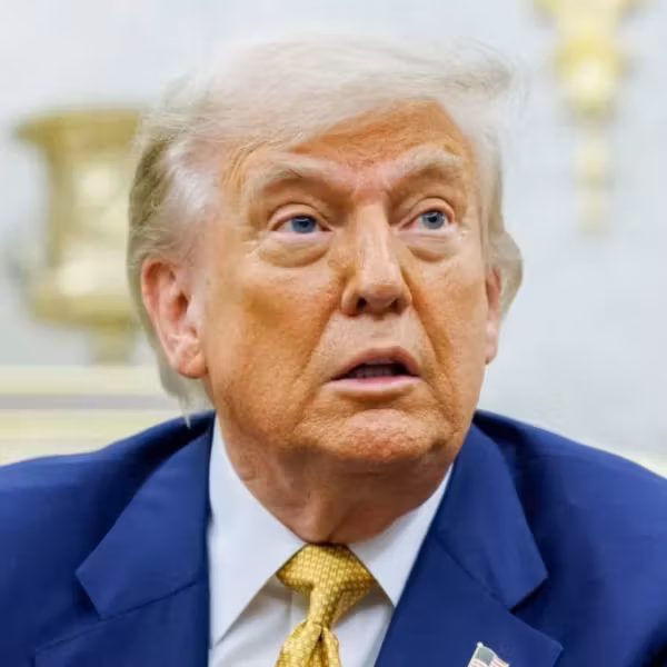 Дональд Трамп в синем костюме и желтом галстуке