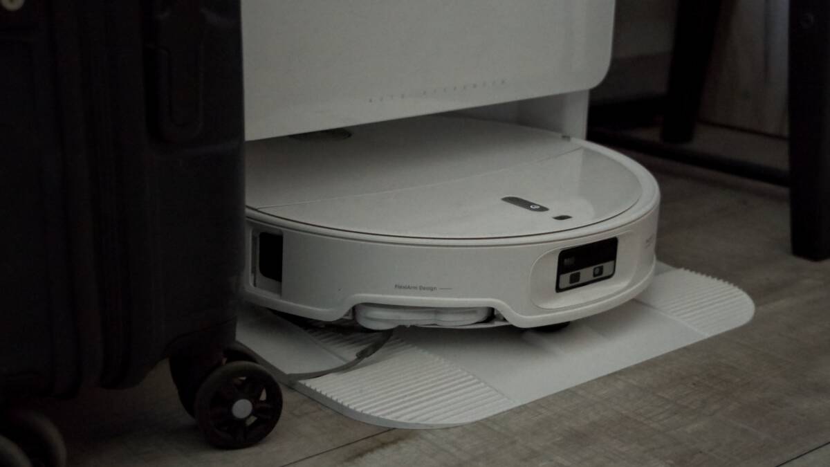 Робот-пылесос Roborock Qrevo Edge 2 Pro на подиуме