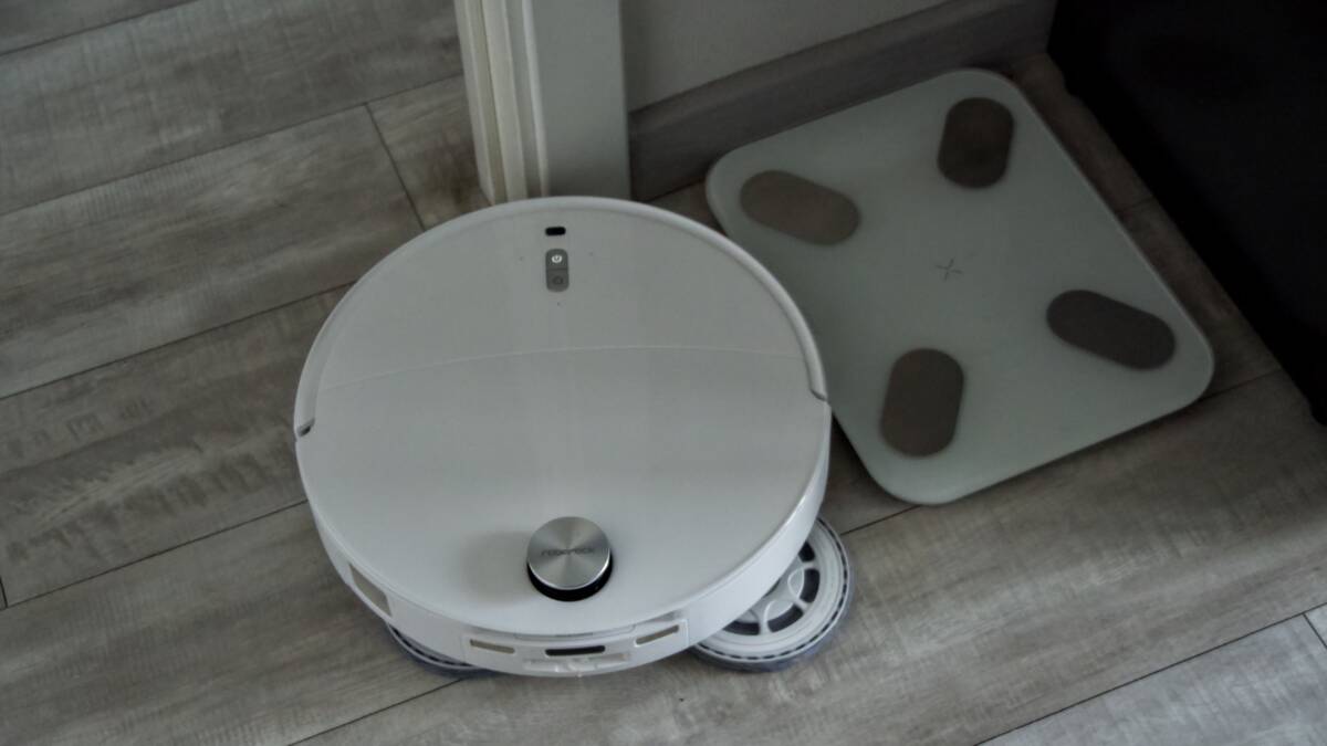 робот пылесос Roborock Qrevo Edge 2 Pro на полу