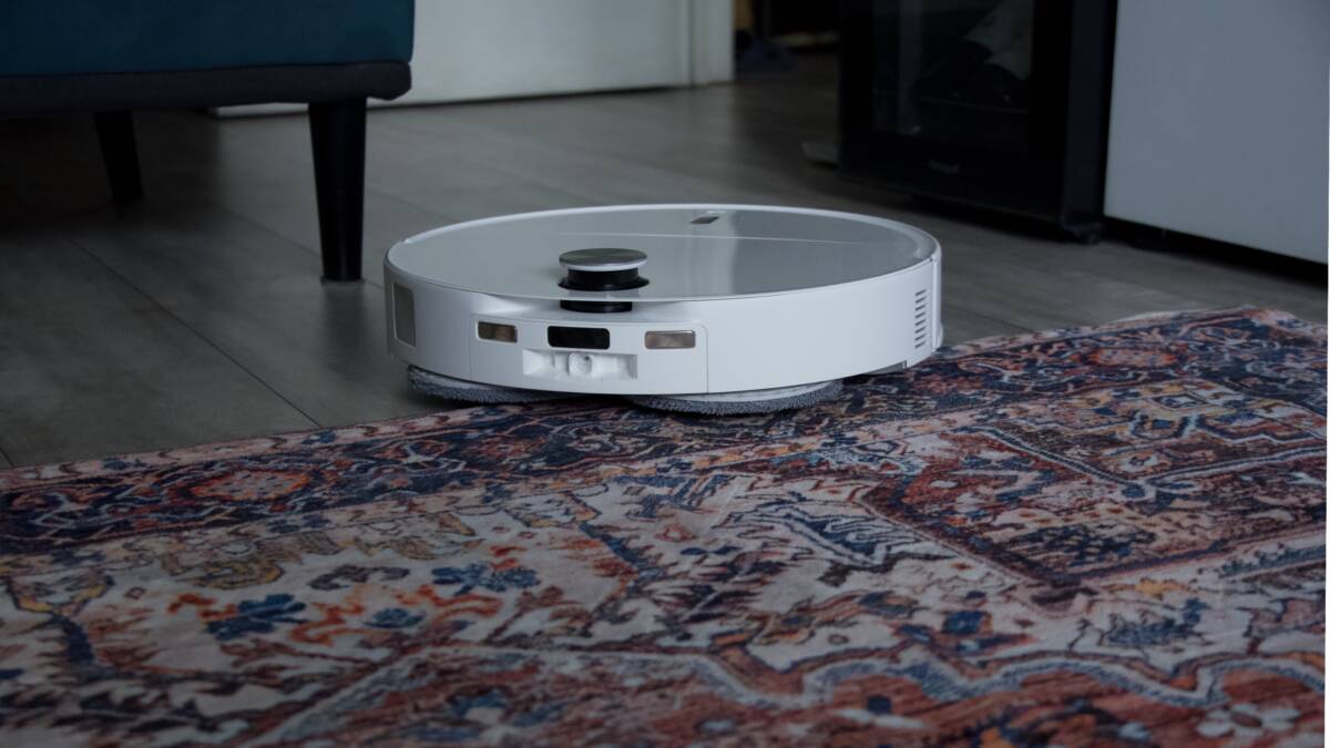 Робот-пылесос Roborock Qrevo Edge 2 Pro движется по ковру