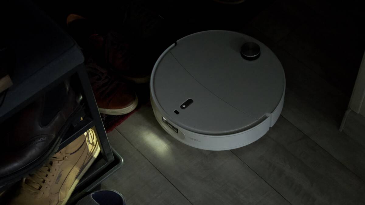 Пылесос Roborock Qrevo Edge 2 Pro на полу