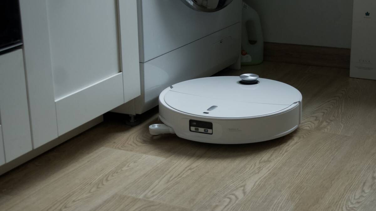 Робот-пылесос Roborock Qrevo Edge 2 Pro на полу
