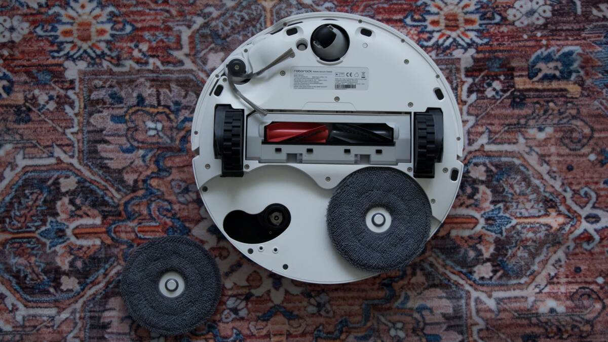 Робот-пылесос Roborock Qrevo Edge 2 Pro без крышки на ковровом покрытии