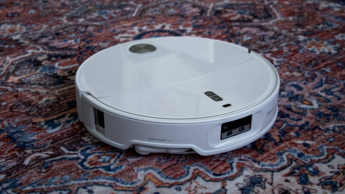 Робот-пылесос Roborock Qrevo Edge 2 Pro на ковре