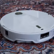 Робот-пылесос Roborock Qrevo Edge 2 Pro на ковре