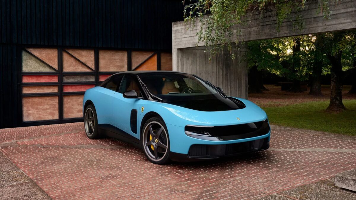 Электромобиль Ferrari синий на кирпичной дорожке