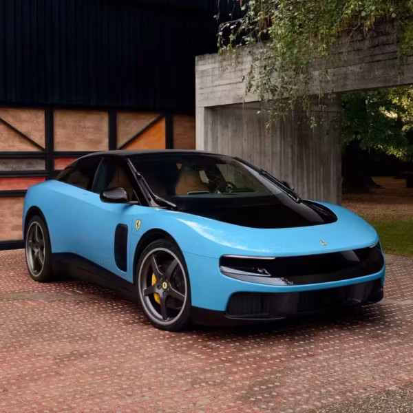 Электромобиль Ferrari синий на кирпичной дорожке