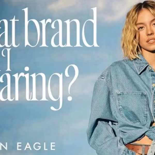Сидни Суини в джинсовых шортах и куртке American Eagle