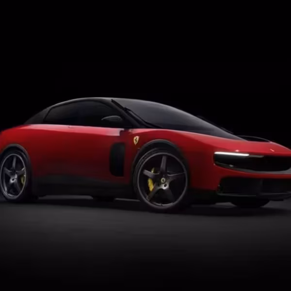 Электромобиль Ferrari Luce красного цвета в темной обстановке