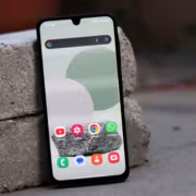 Смартфон Samsung Galaxy A16 5G лежит на кирпиче