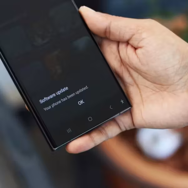 Экран смартфона Galaxy S23 показывает уведомление о обновлении софтверной версии