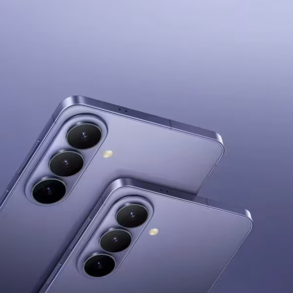 Два серых смартфона Samsung Galaxy S27 Pro с тремя камерами