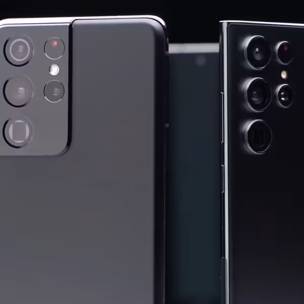 Четыре смартфона Galaxy S с разными цветами и четырьмя камерами