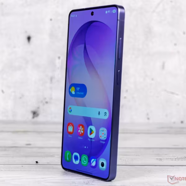 Смартфон Samsung Galaxy S23 Ultra с дисплеем