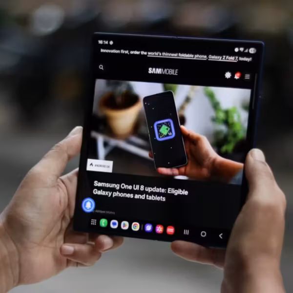 Человек держит складной телефон Samsung Galaxy Z Fold 8