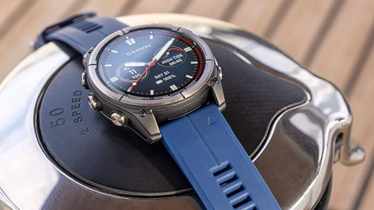 Умные часы Garmin издалека на черном и синем фоне