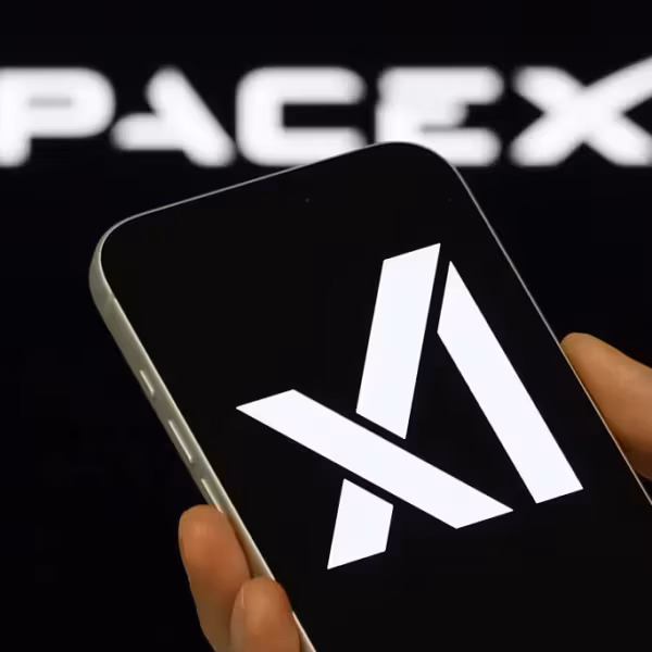 Мобильный телефон с логотипом SpaceXAI на экране